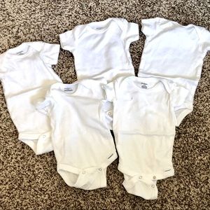 Gerber onesies (5) size 0-3 months